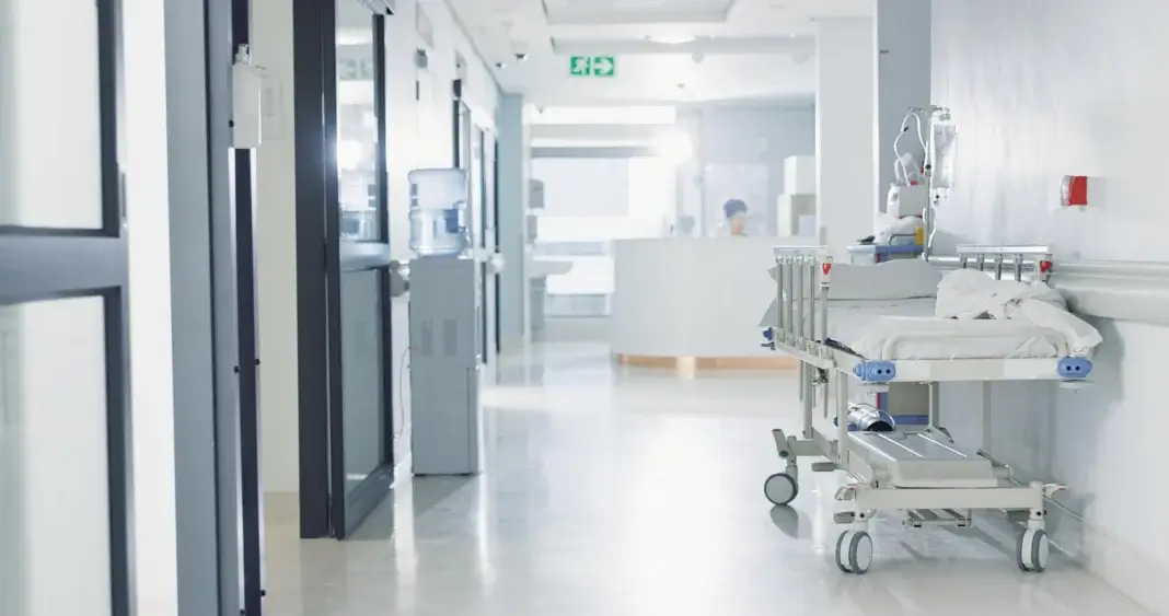 couloir d'hôpital avec un brancard